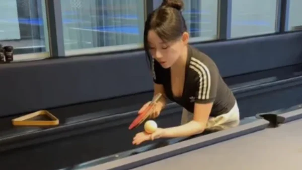 Chơi bida bằng vợt bóng bàn, hot girl bất ngờ viral vì quá "điệu nghệ" kenhtingame com thumb choi bida bang vot bong ban hot girl bat ngo viral vi qua quot dieu nghe quot daaf1778754285280 940w