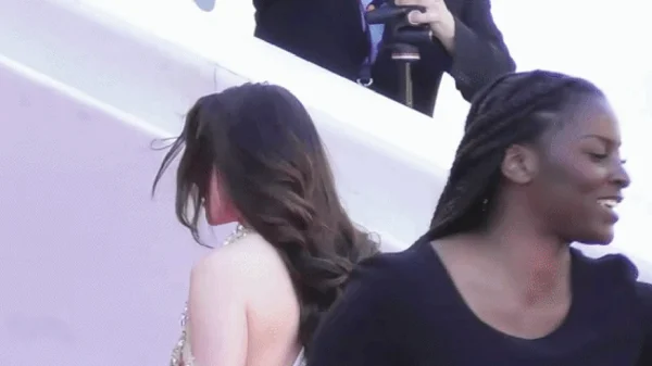 Chưa từng thấy Hoa hậu đi thảm đỏ Cannes phải đeo sash vì sợ không ai biết, nào ngờ vẫn nhận về cái kết ê chề! kenhtingame com thumb chua tung thay hoa hau di tham do cannes phai deo sash vi so khong ai biet nao ngo van nhan ve cai ket e che d17d1778766046125 940w