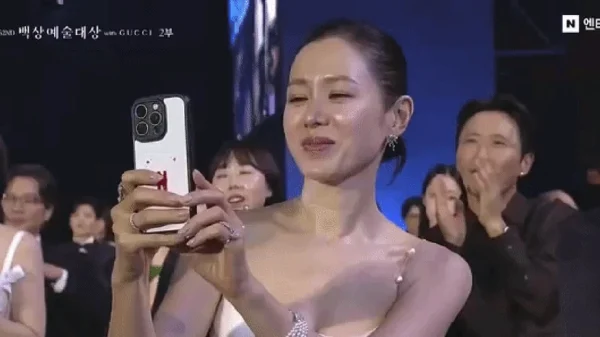 Còn gì tình tứ hơn ánh mắt Son Ye Jin nhìn Thị đế Hyun Bin? kenhtingame com thumb con gi tinh tu hon anh mat son ye jin nhin thi de hyun bin b41b1778290593795 940w