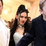 Grimes, người phụ nữ kỳ lạ sinh con cho tỷ phú Elon Musk: Tự phẫu thuật nhãn cầu, đóng thuyền chở gà và làm nhạc về ngày tận thế kenhtingame com thumb grimes nguoi phu nu ky la sinh con cho ty phu elon musk tu phau thuat nhan cau dong thuyen cho ga va lam nhac ve ngay tan the 4d0c1779193711575 940w