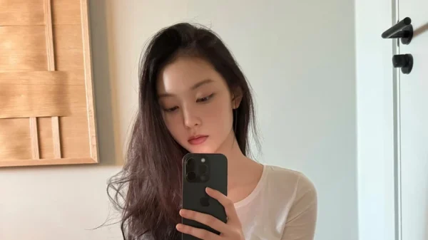 Haerin (Newjeans) lộ diện sau 1 năm bị cấm hoạt động kenhtingame com thumb haerin newjeans lo dien sau 1 nam bi cam hoat dong 79dd1779013488551 940w