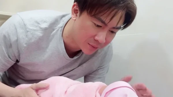 Hồ Việt Trung bị nhắc nhở 1 chi tiết đáng lo khi chăm con mới sinh kenhtingame com thumb ho viet trung bi nhac nho 1 chi tiet dang lo khi cham con moi sinh c1a91779717990857 940w