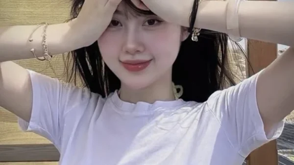 Khoe eo thon đốn tim, gái xinh có màn tương tác fan nam khiến người xem vừa yêu vừa buồn cười kenhtingame com thumb khoe eo thon don tim gai xinh co man tuong tac fan nam khien nguoi xem vua yeu vua buon cuoi e4341778189175939 940w