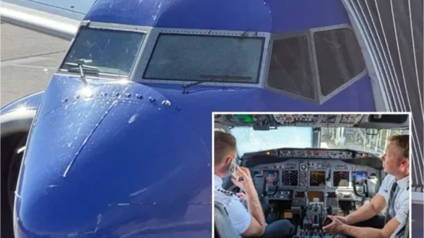 Kính chắn gió buồng lái Boeing 737-700 của hãng hàng không nổi tiếng bất ngờ nứt vỡ khi đang bay ở độ cao 11.000m kenhtingame com thumb kinh chan gio buong lai boeing 737 700 cua hang hang khong noi tieng bat ngo nut vo khi dang bay o do cao 11000m 16a71778952647702 940w
