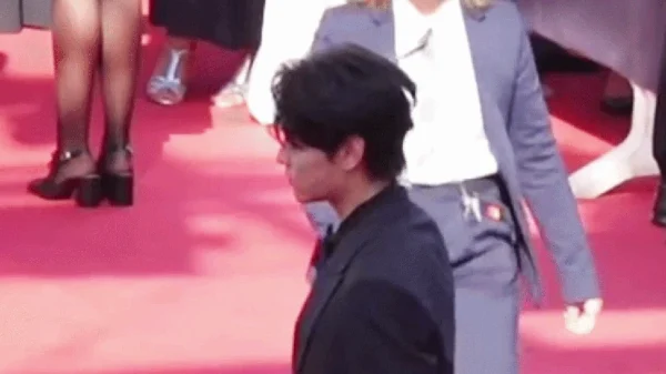 Mỹ nam "khó coi" nhất Cannes 2026 đây rồi: Mặt mũi lờ đờ ánh mắt thất thần trên thảm đỏ, càng nhìn càng nóng mắt kenhtingame com thumb m nam quot kho coi quot nhat cannes 2026 day roi mat mui lo do anh mat that than tren tham do cang nhin cang nong mat 127d1779024718910 940w