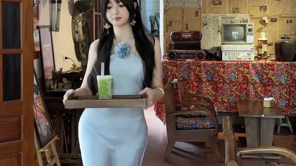 Mặc đồ lộng lẫy quét sân, bưng trà, nữ nhân viên quán nước khiến anh em nhấn nút "replay" liệt phím kenhtingame com thumb mac do long lay quet san bung tra nu nhan vien quan nuoc khien anh em nhan nut quot replay quot liet phim ce8b1777983540361 940w