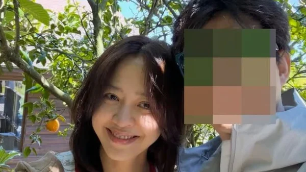 Minh tinh "Nhà vua và chàng hề" tái hôn tuổi 49 với một bác sĩ kenhtingame com thumb minh tinh quot nha vua va chang he quot tai hon tuoi 49 voi mot bac si 3db51778522594623 940w