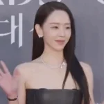 Một mỹ nhân xinh đẹp lâm cảnh khó xử trên thảm đỏ Baeksang, được khen ngời vì gương mặt không chút biến sắc kenhtingame com thumb mot m nhan xinh dep lam canh kho xu tren tham do baeksang duoc khen ngoi vi guong mat khong chut bien sac dace1778402103768 940w