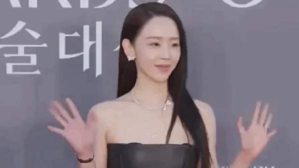 Một mỹ nhân xinh đẹp lâm cảnh khó xử trên thảm đỏ Baeksang, được khen ngời vì gương mặt không chút biến sắc kenhtingame com thumb mot m nhan xinh dep lam canh kho xu tren tham do baeksang duoc khen ngoi vi guong mat khong chut bien sac dace1778402103768 940w