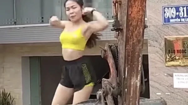 Nhảy aerobic trên máy xúc, cô gái bị cộng đồng mạng mắng xối xả, vì số view mà bất chấp? kenhtingame com thumb nhay aerobic tren may xuc co gai bi cong dong mang mang xoi xa vi so view ma bat chap 93461778402581042 940w