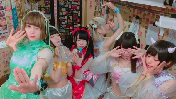 Nữ idol Nhật Bản gây bão mạng vì cho fan ngửi nách sau biểu diễn, hé lộ góc khuất khắc nghiệt của giới underground kenhtingame com thumb nu idol nhat ban gay bao mang vi cho fan ngui nach sau bieu dien he lo goc khuat khac nghiet cua gioi underground c2551777892537431 940w