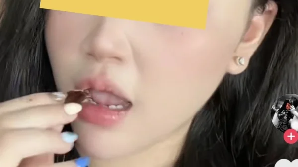 Rùng mình trò “câu view” quái đản của TikToker, ăn gián để lên xu hướng kenhtingame com thumb rung minh tro cau view quai dan cua tiktoker an gian de len xu huong d6eb1780168877745 940w
