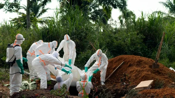 Số người chết trong đợt bùng phát dịch Ebola chủng hiếm tiếp tục tăng mạnh lên 118, người dân căng mình ứng phó dịch lan rộng kenhtingame com thumb so nguoi chet trong dot bung phat dich ebola chung hiem tiep tuc tang manh len 118 nguoi dan cang minh ung pho dich lan rong 83011779199757724 940w