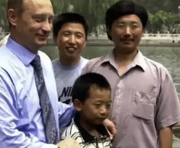 Tổng thống Putin gặp lại “cậu bé” chụp ảnh cùng ở Bắc Kinh 26 năm trước kenhtingame com thumb tong thong putin gap lai cau be chup anh cung o bac kinh 26 nam truoc 8ca71779310279676 940w