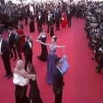 Trùm làm lố ở Cannes: Mỹ nhân 2K ăn mặc lòe loẹt lượn lờ "ké fame" gần 15 phút trên thảm đỏ, bị đuổi vẫn mặt dày đứng tại chỗ kenhtingame com thumb trum lam lo o cannes m nhan 2k an mac loe loet luon lo quot ke fame quot gan 15 phut tren tham do bi duoi van mat day dung tai cho a65f1779369107274 940w
