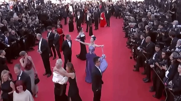 Trùm làm lố ở Cannes: Mỹ nhân 2K ăn mặc lòe loẹt lượn lờ "ké fame" gần 15 phút trên thảm đỏ, bị đuổi vẫn mặt dày đứng tại chỗ kenhtingame com thumb trum lam lo o cannes m nhan 2k an mac loe loet luon lo quot ke fame quot gan 15 phut tren tham do bi duoi van mat day dung tai cho a65f1779369107274 940w