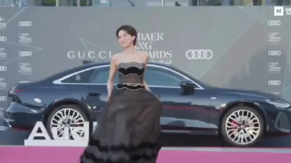 Trùm lố ở Baeksang 2026: 1 mỹ nhân nhảy nhót bá đạo trên thảm đỏ, cả dàn sao hạng A sáp lại cũng xin nhường spotlight kenhtingame com thumb trum lo o baeksang 2026 1 m nhan nhay nhot ba dao tren tham do ca dan sao hang a sap lai cung xin nhuong spotlight 5a831778310248918 940w