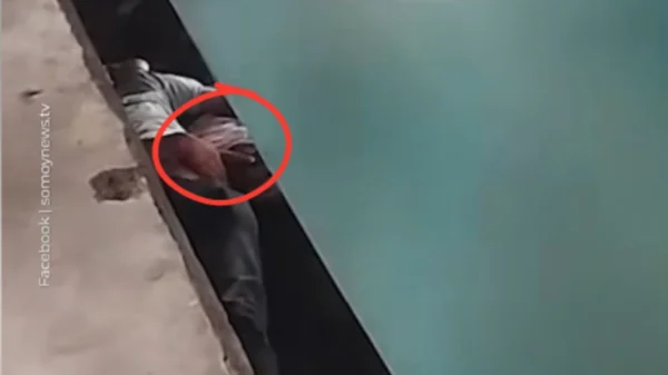 Video khoảnh khắc cha che chắn cho con dưới gầm đoàn tàu đang chạy kenhtingame com thumb video khoanh khac cha che chan cho con duoi gam doan tau dang chay 26c51777664036080 940w
