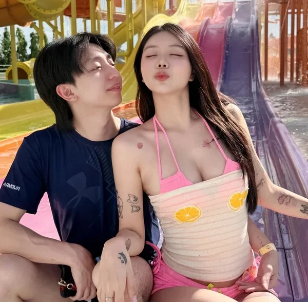 Vô địch, tuyển thủ ngay lập tức "xả" loạt ảnh tình cảm với bạn gái, khiến anh em game thủ "ghen tị" kenhtingame com thumb vo dich tuyen thu ngay lap tuc quot xa quot loat anh tinh cam voi ban gai khien anh em game thu quot ghen ti quot 7f271779814700430 940w