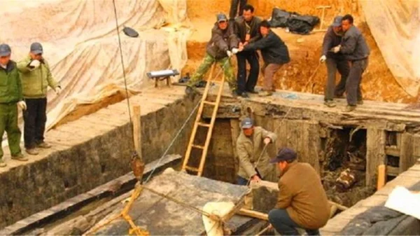 Vừa rút nước khỏi mộ cổ 2.000 năm, nhóm khảo cổ bất ngờ trước bóng đen đang bò ra từ bóng tối kenhtingame com thumb vua rut nuoc khoi mo co 2000 nam nhom khao co bat ngo truoc bong den dang bo ra tu bong toi c9ba1779146891907 940w