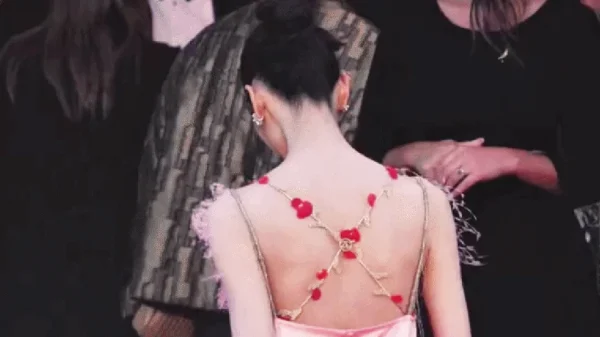Xuất hiện mỹ nhân váy ren ở Cannes có visual "rửa mắt" cực mạnh, làm 18 triệu người xem đến đờ đẫn kenhtingame com thumb xuat hien m nhan vay ren o cannes co visual quot rua mat quot cuc manh lam 18 trieu nguoi xem den do dan b3c51779135686531 940w