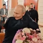 Xúc động video Tổng thống Putin lái xe chở cô giáo cũ đến điện Kremlin kenhtingame com thumb xuc dong video tong thong putin lai xe cho co giao cu den dien kremlin bb1d1778668425704 940w