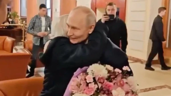 Xúc động video Tổng thống Putin lái xe chở cô giáo cũ đến điện Kremlin kenhtingame com thumb xuc dong video tong thong putin lai xe cho co giao cu den dien kremlin bb1d1778668425704 940w