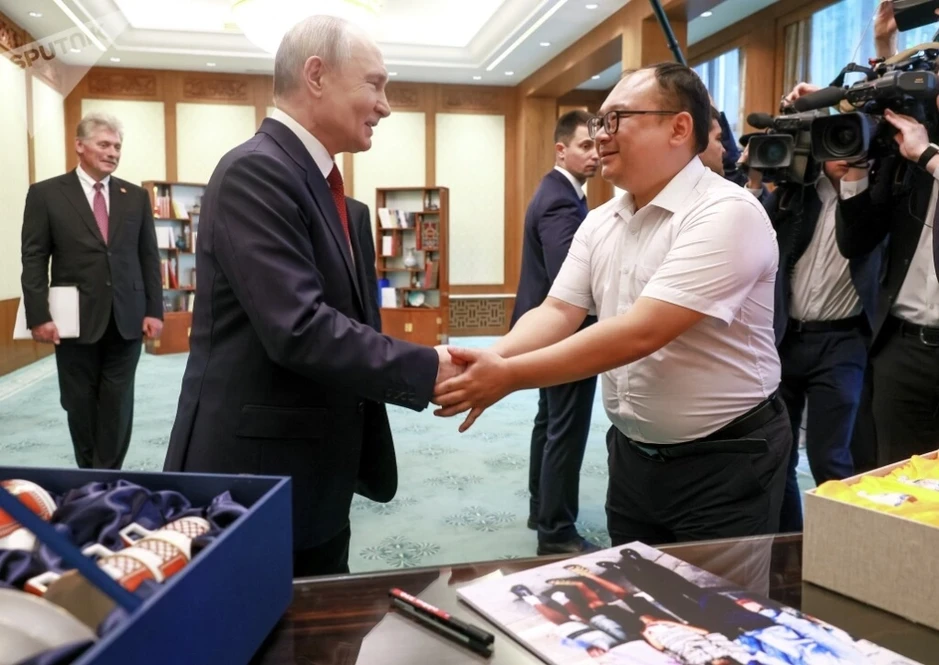 Tổng thống Putin gặp lại “cậu bé” chụp ảnh cùng ở Bắc Kinh 26 năm trước Tổng thống Putin gặp lại “cậu bé” chụp ảnh cùng ở Bắc Kinh 26 năm trước