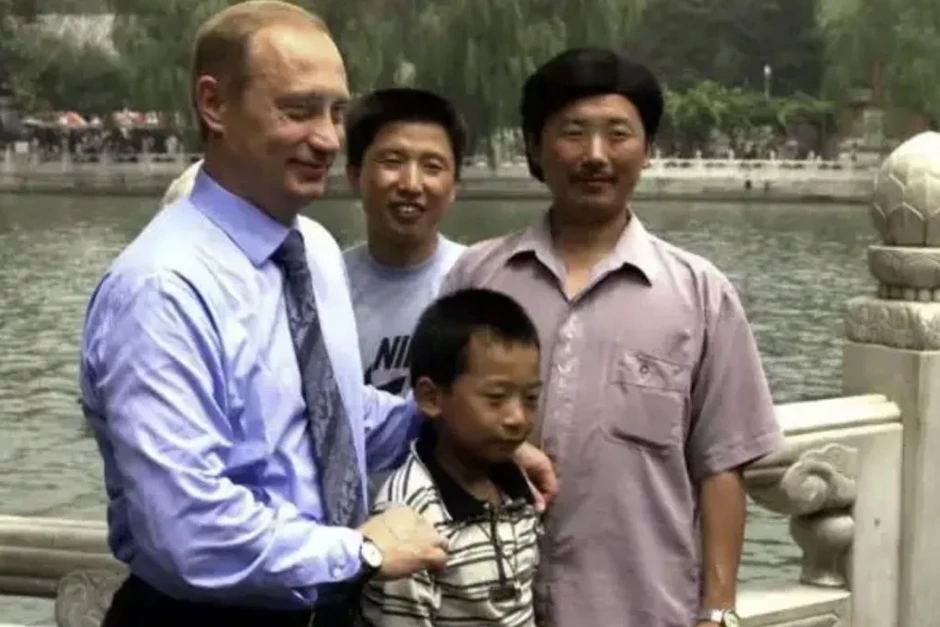 Tổng thống Putin gặp lại “cậu bé” chụp ảnh cùng ở Bắc Kinh 26 năm trước Tổng thống Putin gặp lại “cậu bé” chụp ảnh cùng ở Bắc Kinh 26 năm trước