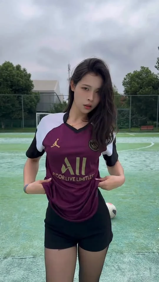 Trình diễn kỹ thuật đá bóng ấn tượng, hot girl xinh đẹp gây "náo loạn" cả MXH Trình diễn kỹ thuật đá bóng ấn tượng, hot girl xinh đẹp gây "náo loạn" cả MXH