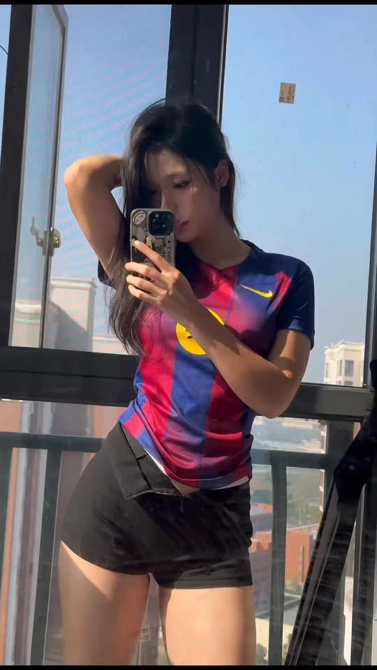 Trình diễn kỹ thuật đá bóng ấn tượng, hot girl xinh đẹp gây "náo loạn" cả MXH Trình diễn kỹ thuật đá bóng ấn tượng, hot girl xinh đẹp gây "náo loạn" cả MXH