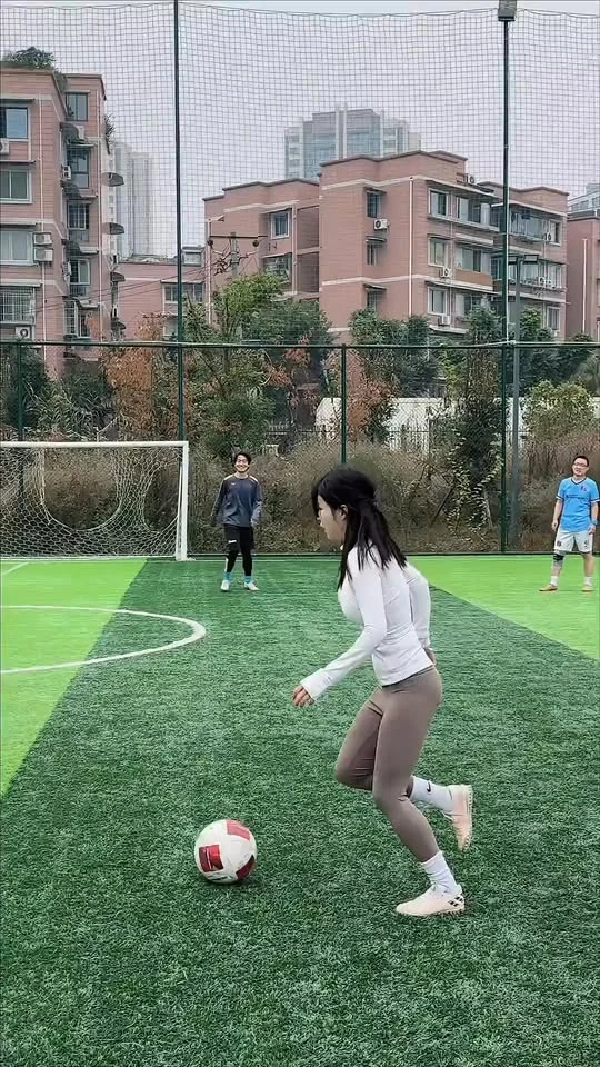 Trình diễn kỹ thuật đá bóng ấn tượng, hot girl xinh đẹp gây "náo loạn" cả MXH Trình diễn kỹ thuật đá bóng ấn tượng, hot girl xinh đẹp gây "náo loạn" cả MXH