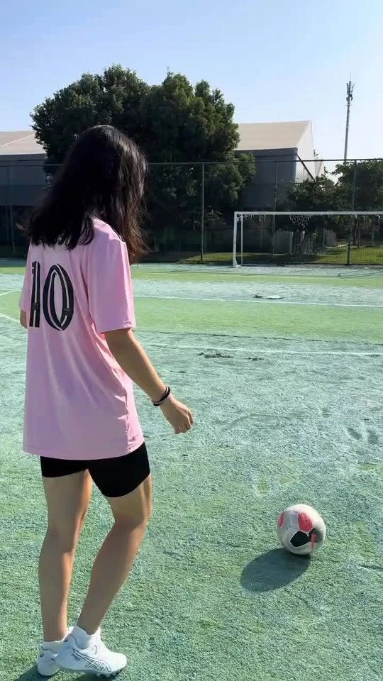 Trình diễn kỹ thuật đá bóng ấn tượng, hot girl xinh đẹp gây "náo loạn" cả MXH Trình diễn kỹ thuật đá bóng ấn tượng, hot girl xinh đẹp gây "náo loạn" cả MXH