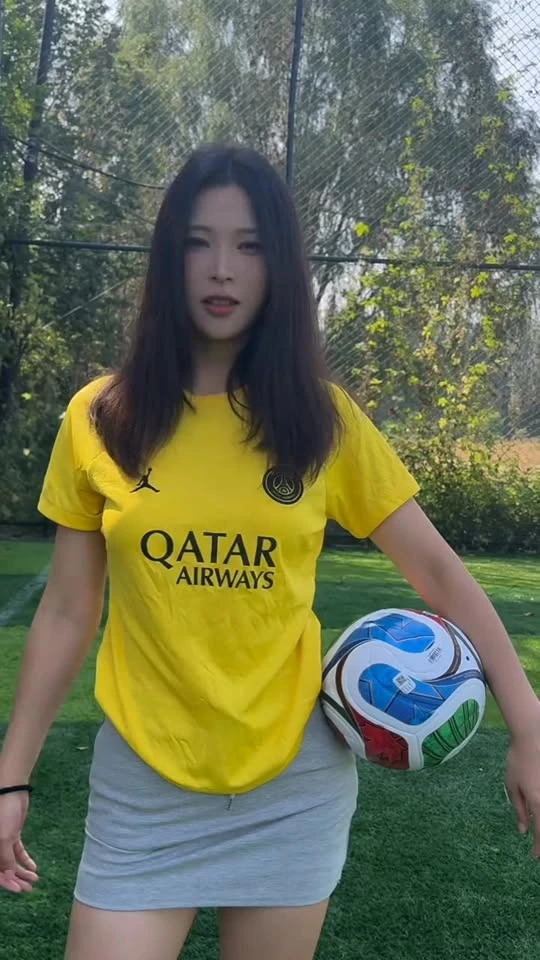 Trình diễn kỹ thuật đá bóng ấn tượng, hot girl xinh đẹp gây "náo loạn" cả MXH Trình diễn kỹ thuật đá bóng ấn tượng, hot girl xinh đẹp gây "náo loạn" cả MXH
