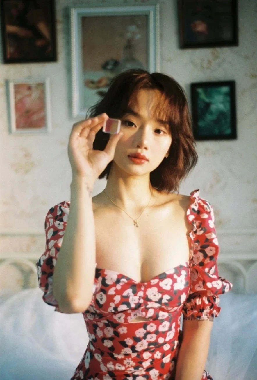 Từ 17 năm trước, một đạo diễn đã nhận xét Miu Lê: Sáng như trăng rằm và đấy cũng là điều cực kỳ nguy hiểm