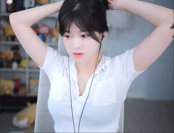 Tự chỉnh sửa trang phục trên sóng, nữ streamer "vô tình" cắt nhầm dây áo ngực, bị chỉ trích chiêu trò Tự chỉnh sửa trang phục trên sóng, nữ streamer "vô tình" cắt nhầm dây áo ngực, bị chỉ trích chiêu trò