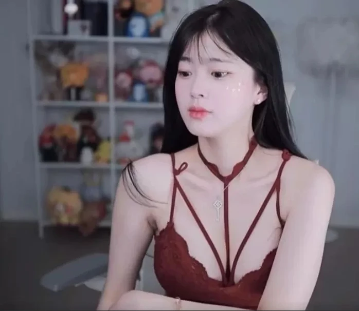 Tự chỉnh sửa trang phục trên sóng, nữ streamer "vô tình" cắt nhầm dây áo ngực, bị chỉ trích chiêu trò Tự chỉnh sửa trang phục trên sóng, nữ streamer "vô tình" cắt nhầm dây áo ngực, bị chỉ trích chiêu trò