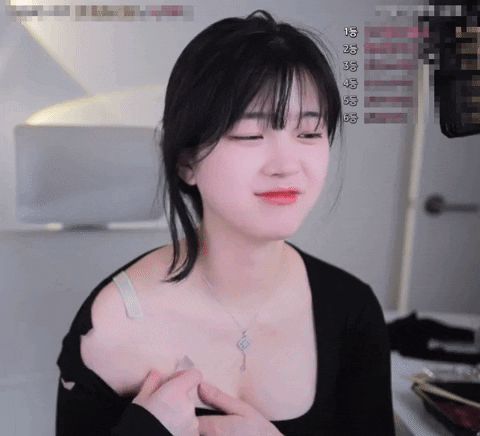 Tự chỉnh sửa trang phục trên sóng, nữ streamer "vô tình" cắt nhầm dây áo ngực, bị chỉ trích chiêu trò Tự chỉnh sửa trang phục trên sóng, nữ streamer "vô tình" cắt nhầm dây áo ngực, bị chỉ trích chiêu trò