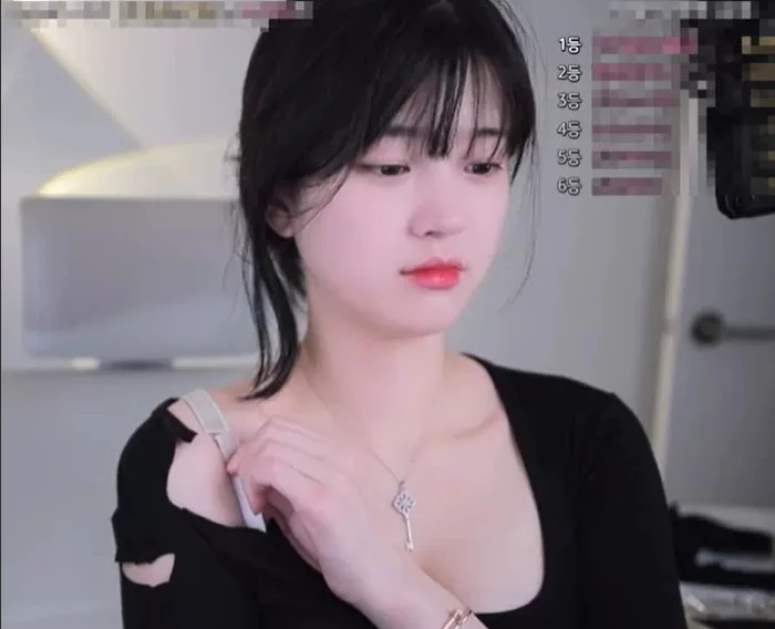 Tự chỉnh sửa trang phục trên sóng, nữ streamer "vô tình" cắt nhầm dây áo ngực, bị chỉ trích chiêu trò Tự chỉnh sửa trang phục trên sóng, nữ streamer "vô tình" cắt nhầm dây áo ngực, bị chỉ trích chiêu trò