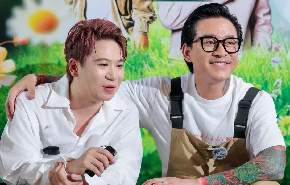 Tuấn Hưng dừng show ở ban công nhà riêng Tuấn Hưng dừng show ở ban công nhà riêng