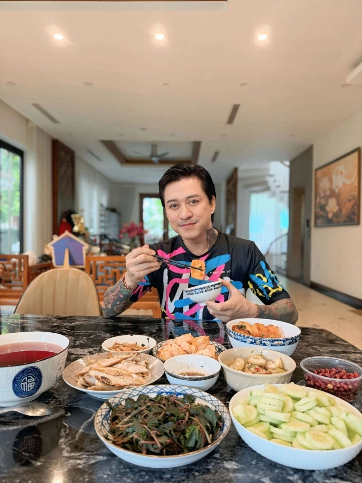 Tuấn Hưng nhập viện