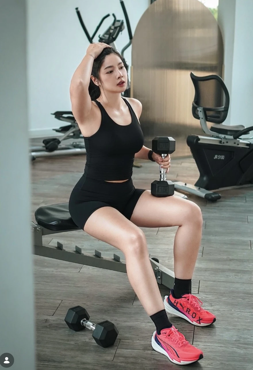 Tưởng chỉ là hot girl đường chạy, ai dè vào trang cá nhân mới ngỡ ngàng