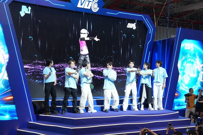 UPRIZE & Lê Bảo Bình - Quẩy cực sung tại gian hàng VTC