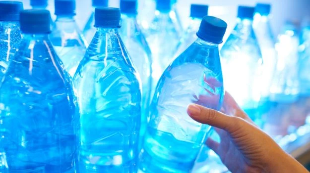 Vì sao nước suối đóng chai lại rẻ đến vậy, chỉ có giá 5.000 đồng? Vì sao nước suối đóng chai lại rẻ đến vậy, chỉ có giá 5.000 đồng?