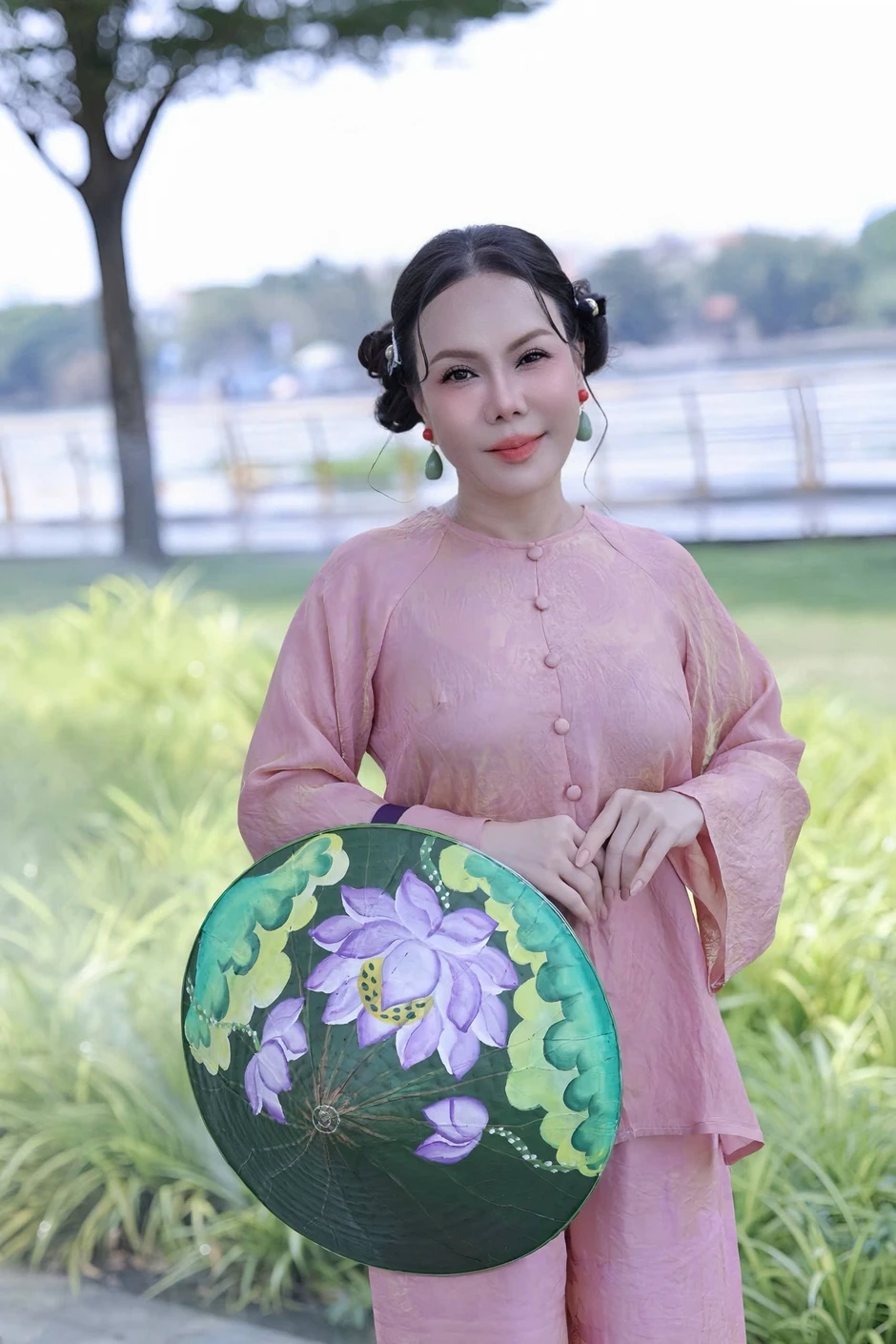 Việt Hương nói gì khi mỹ phẩm bị chê đểu, gia công?