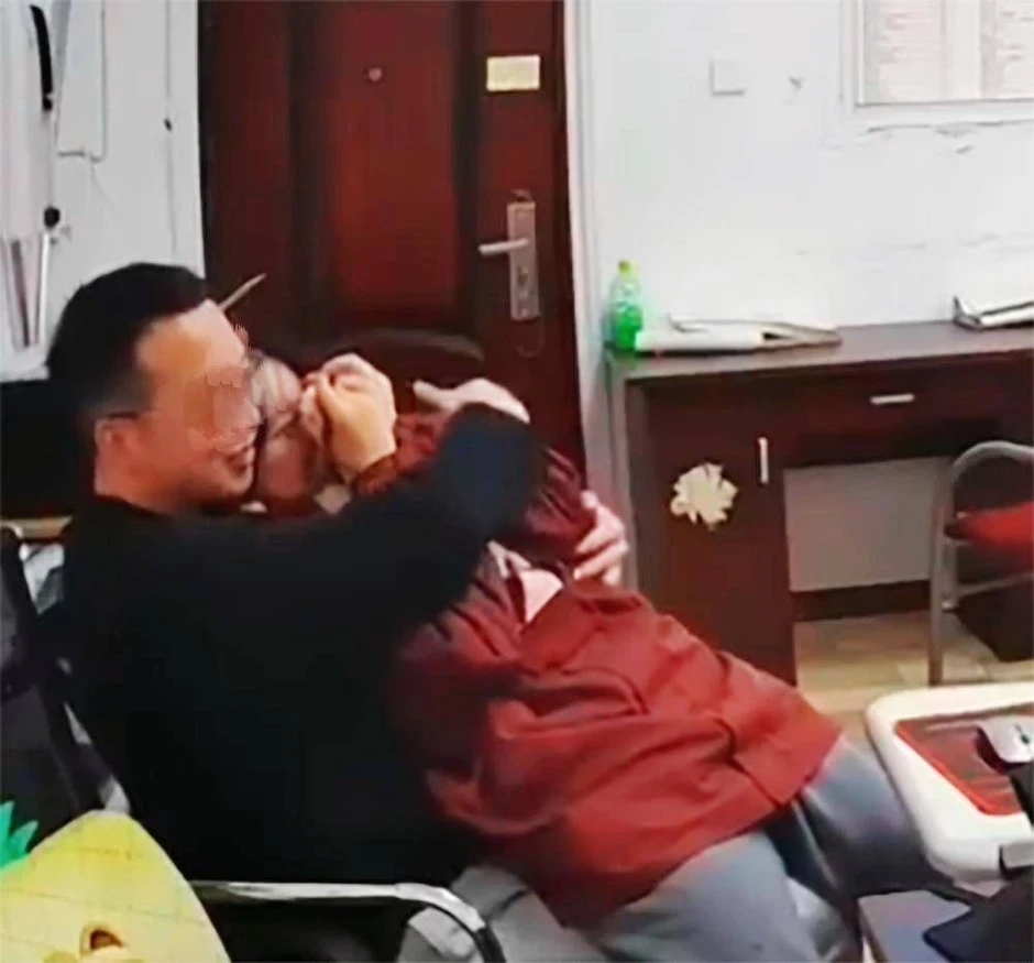 Vỏ bọc hoàn hảo của "thầy giáo ưu tú" ở Trung Quốc tan vỡ sau clip 41 giây: Bi kịch đạo đức sau những tấm bằng khen