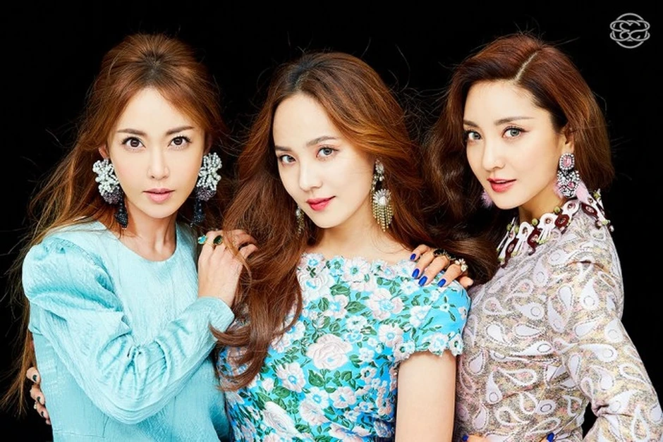 Vợ chồng nữ ca sĩ hạng A - cầu thủ ly thân vì món nợ 15 tỷ, giờ chỉ chung nhà vào cuối tuần để che mắt thiên hạ