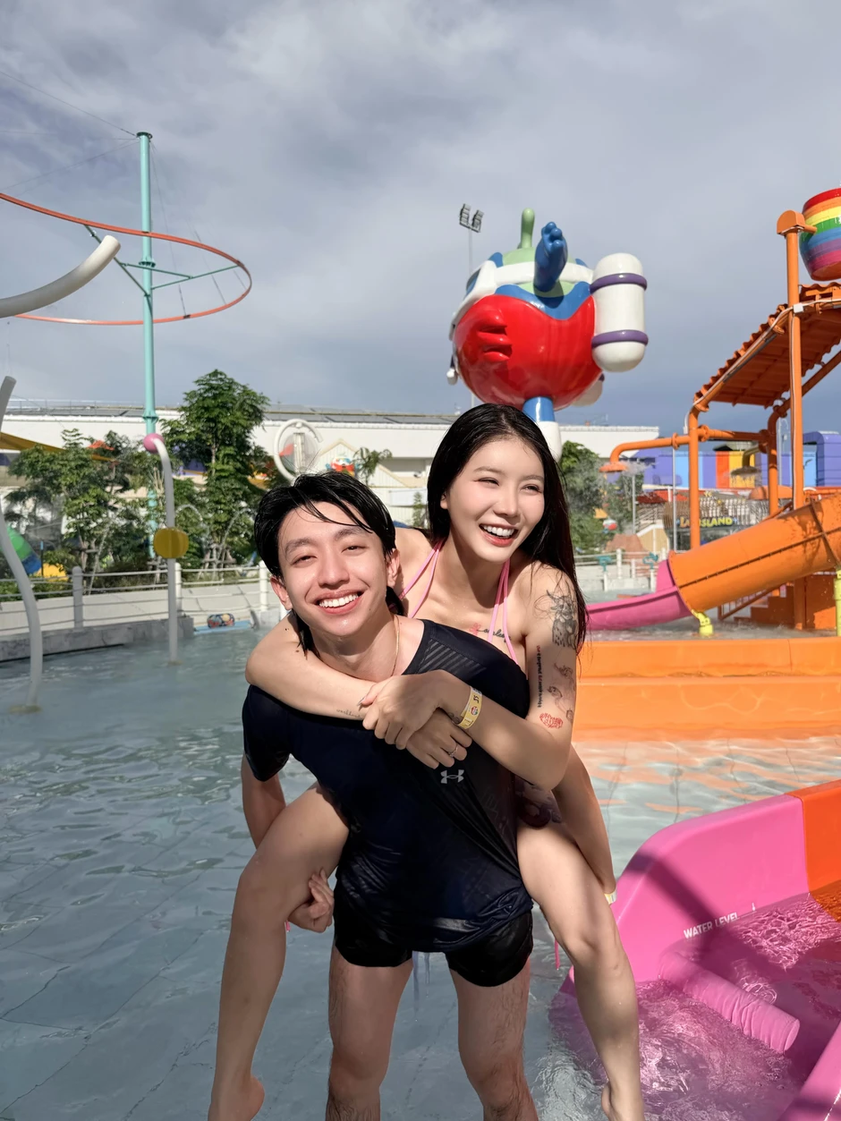 Vô địch, tuyển thủ ngay lập tức "xả" loạt ảnh tình cảm với bạn gái, khiến anh em game thủ "ghen tị"