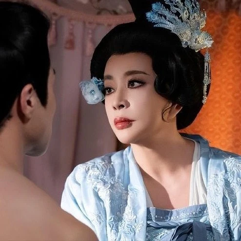 Võ Tắc Thiên Lưu Hiểu Khánh gây sốt với phim ngắn đạt 100 triệu view Võ Tắc Thiên Lưu Hiểu Khánh gây sốt với phim ngắn đạt 100 triệu view