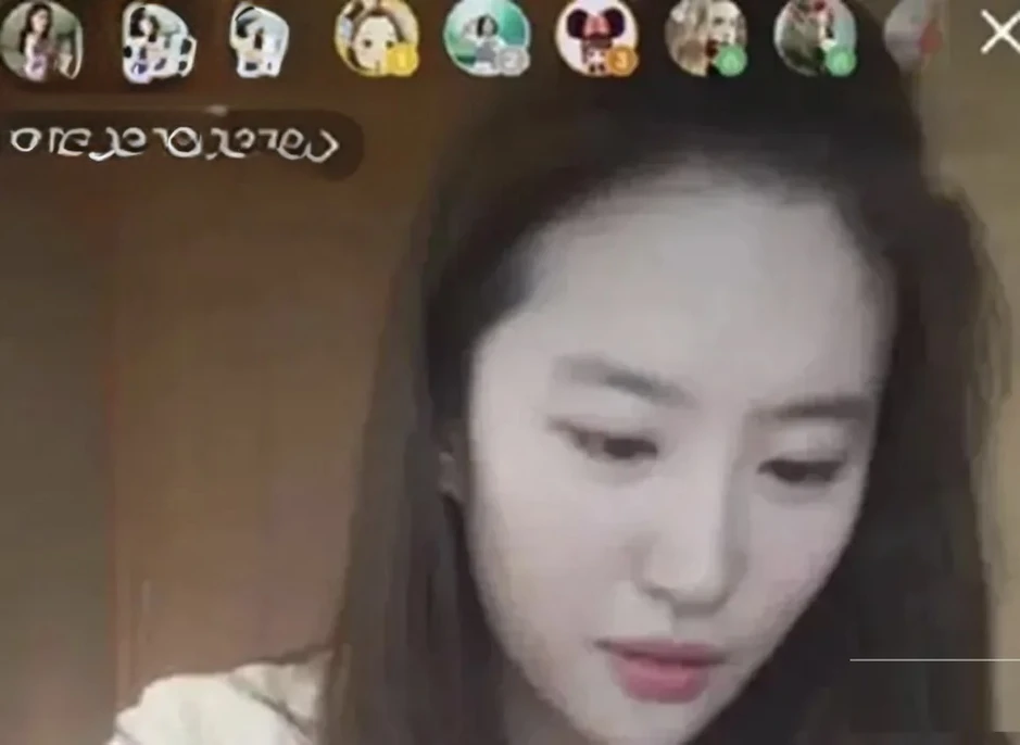 "Bay màu" filter làm đẹp trên sóng, nữ streamer lộ nhan sắc thực khiến viewer làm một hành động khó tin